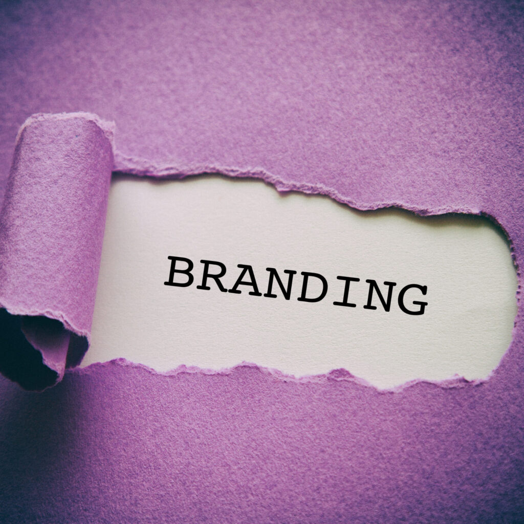 Concepto de branding con fondo morado y papel rasgado.