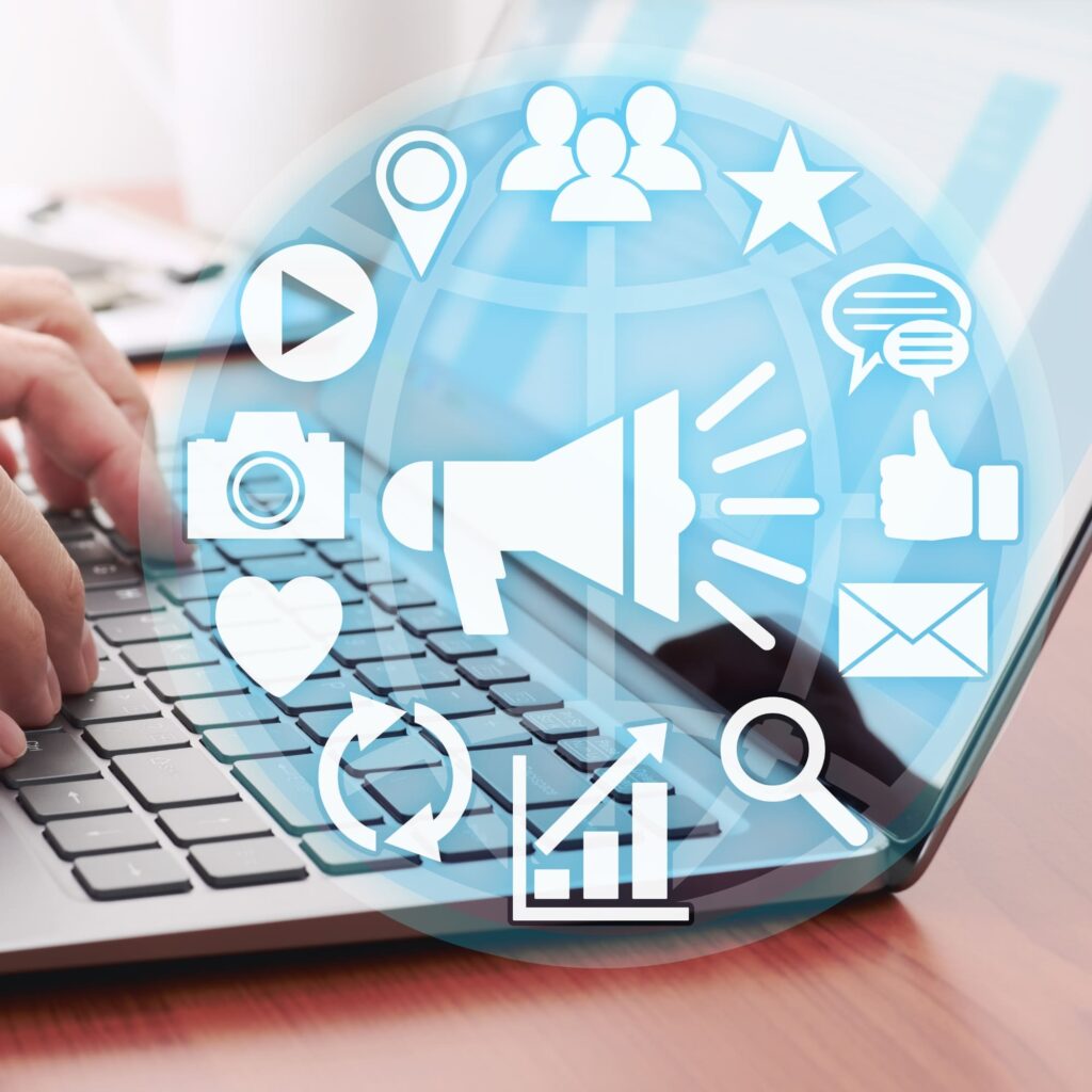 Estrategia de marketing digital con iconos sobre laptop.