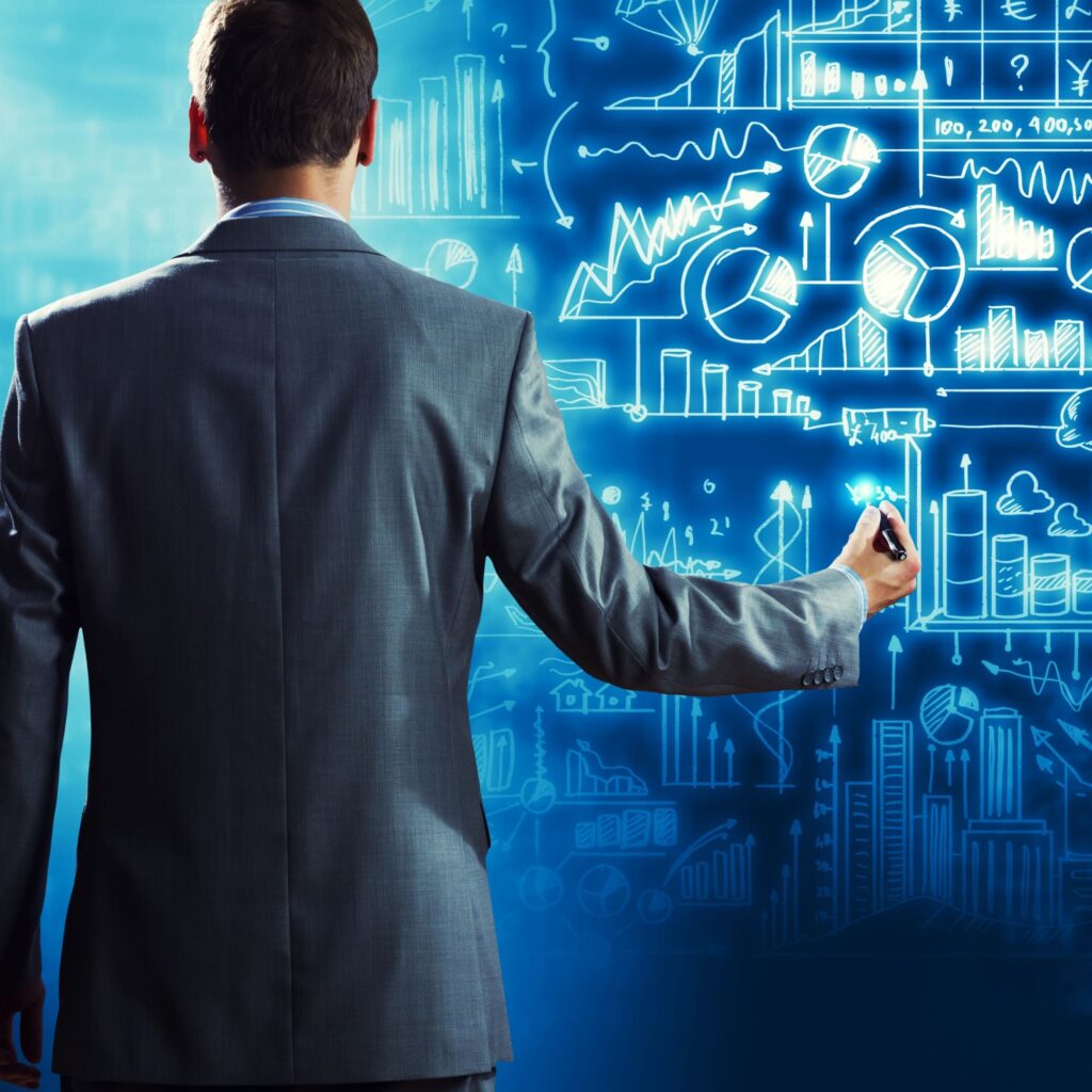 Empresario diseñando estrategia de negocios y crecimiento en un entorno digital.