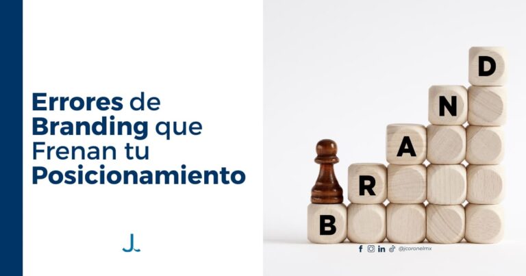 Errores de branding que afectan el posicionamiento de marca representados con bloques de madera y una pieza de ajedrez.