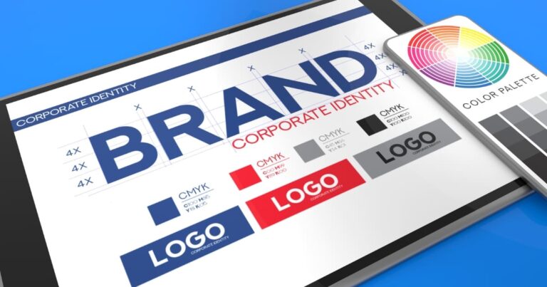 Identidad visual de marca en tablet con diseño de logotipo, tipografías y paleta de colores estratégicos.
