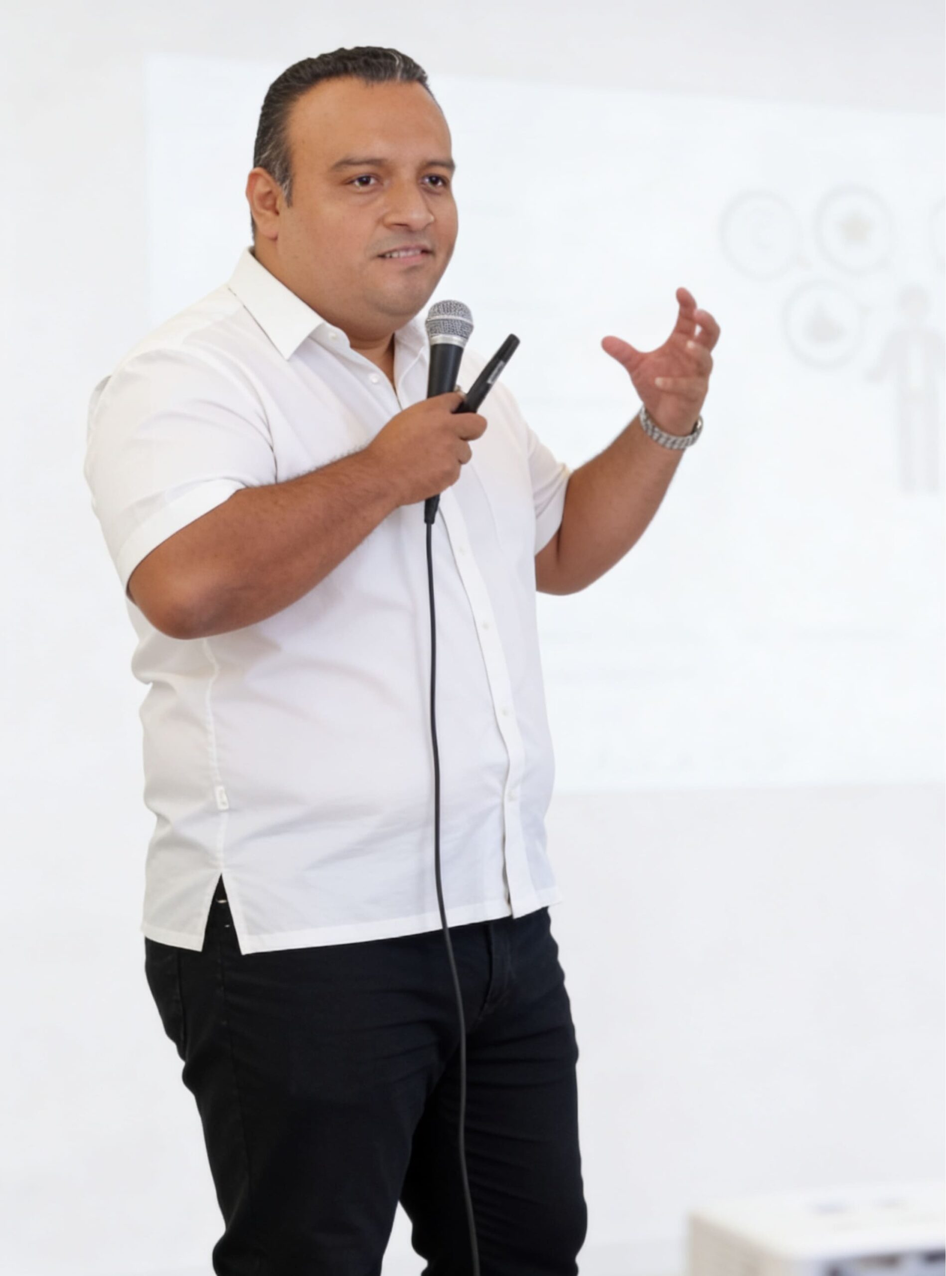 Juan Coronel López impartiendo una conferencia sobre emprendimiento, branding y estrategia de negocios