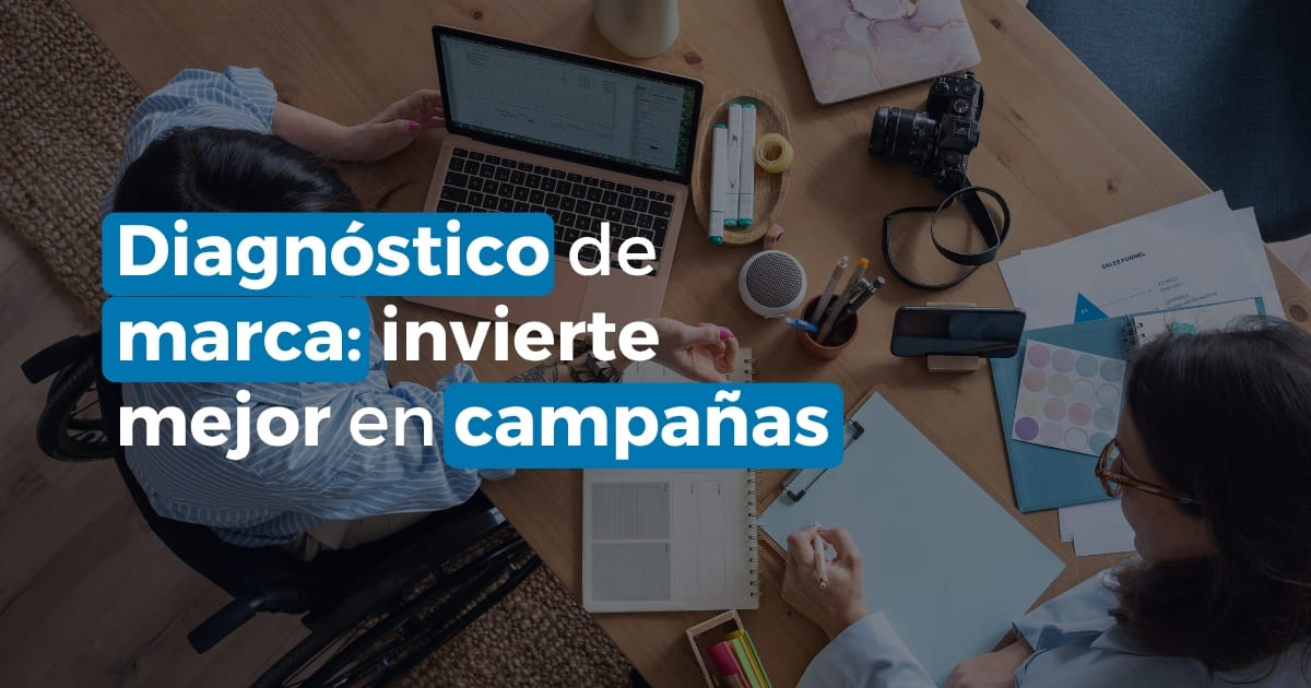 Personas revisan una computadora y materiales de trabajo alrededor de una mesa; el titular dice «Diagnóstico de marca: invierte mejor en campañas».