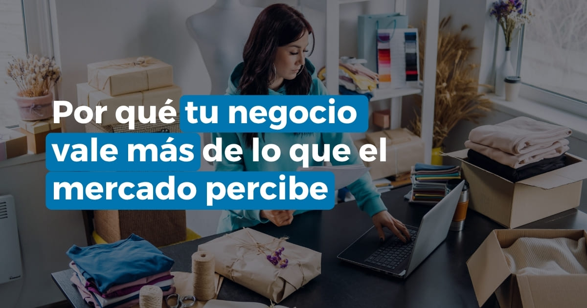 Empresaria trabajando en su negocio mientras desarrolla el valor y la percepción de su marca.