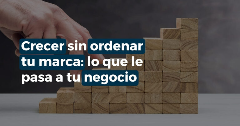 Mano subiendo una escalera de bloques de madera con el título "Crecer sin ordenar tu marca: lo que le pasa a tu negocio"