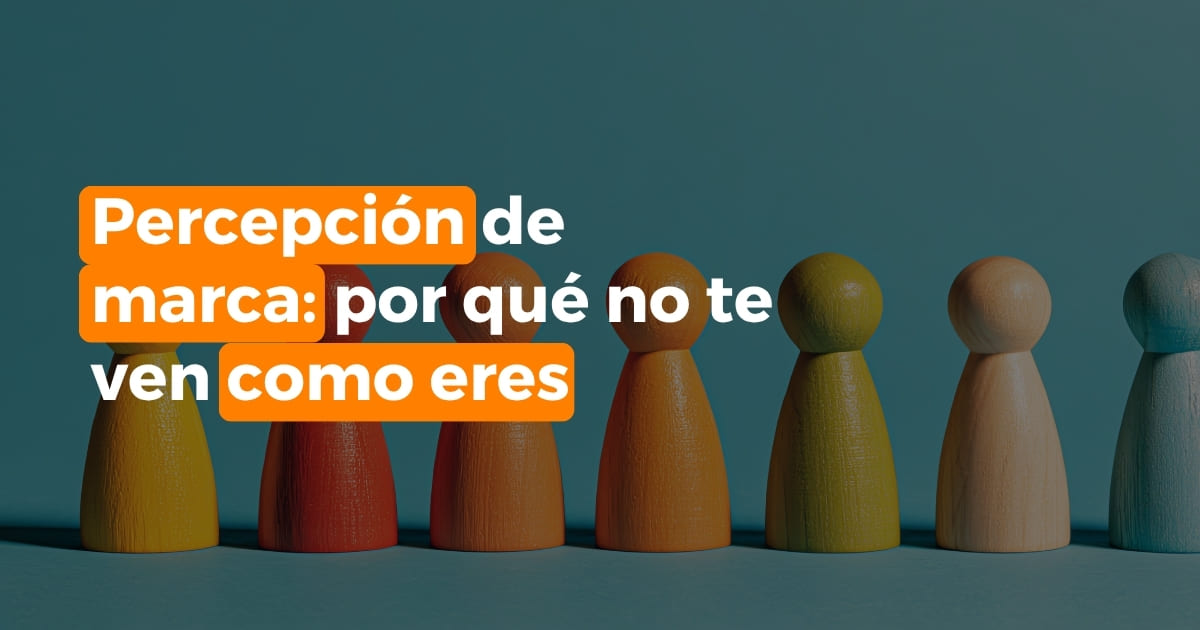Figuras de madera de colores alineadas con el título "Percepción de marca: por qué no te ven como eres"