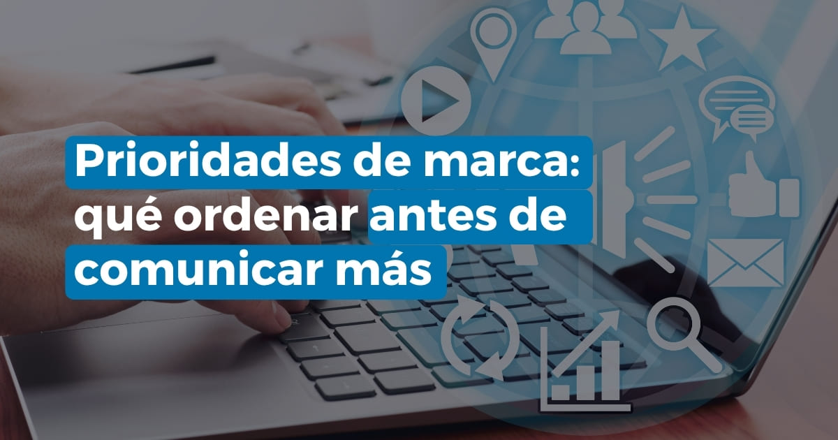 Manos escribiendo en una laptop con íconos de redes sociales y el título "Prioridades de marca: qué ordenar antes de comunicar más"